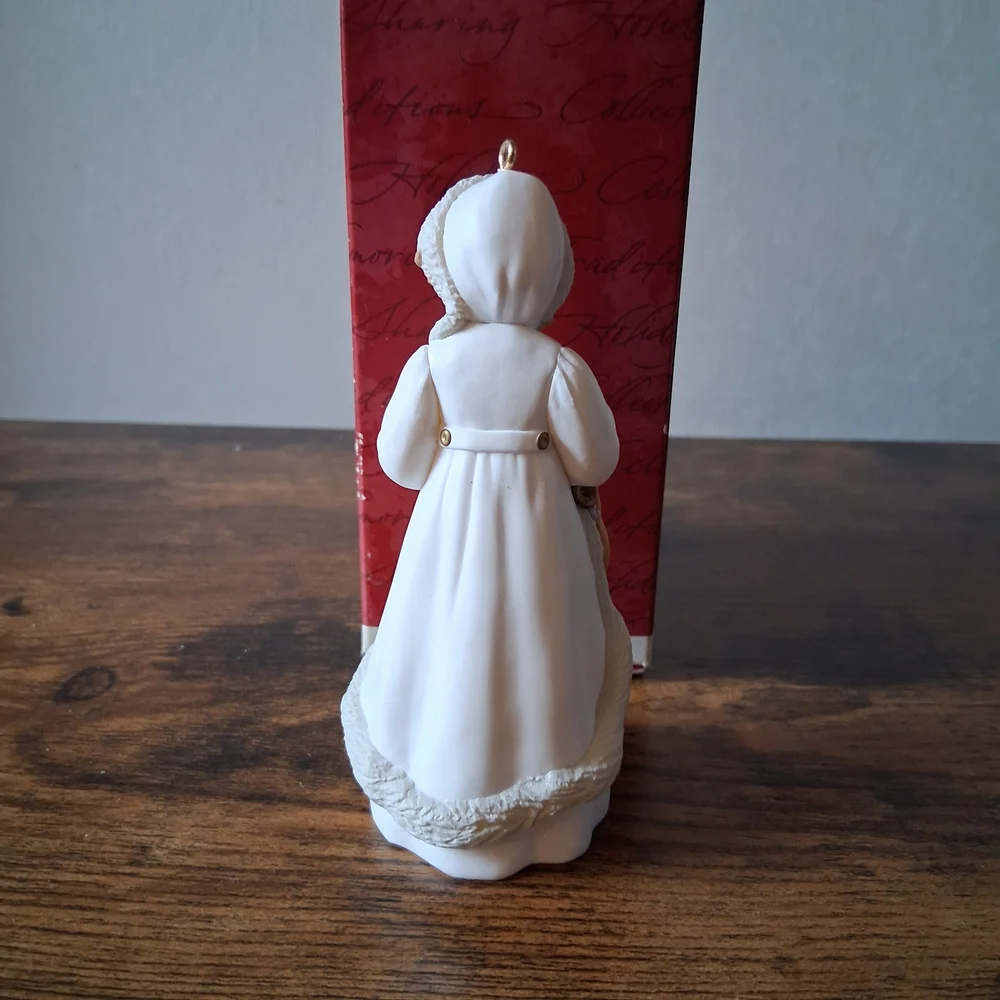 KEEPSAKE the Label Ornament White Figurine